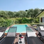 Savi View And Pool Vila